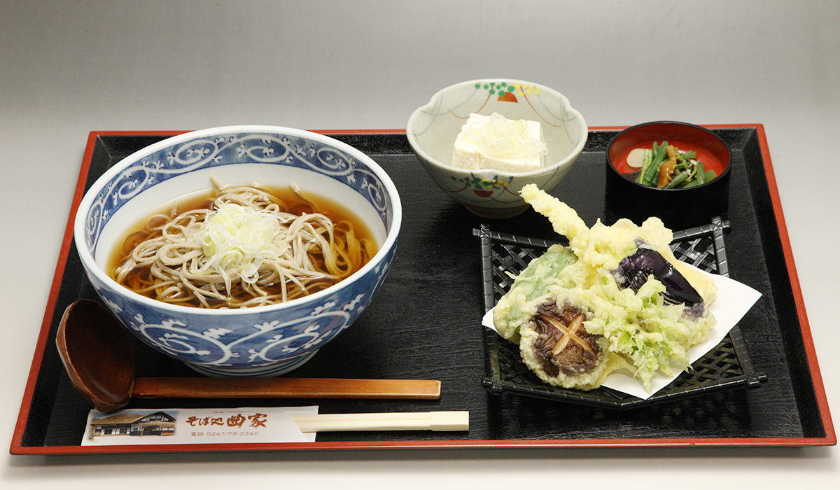 曲家そば（温）（天ぷら・冷やっこ）1,500円（税込）